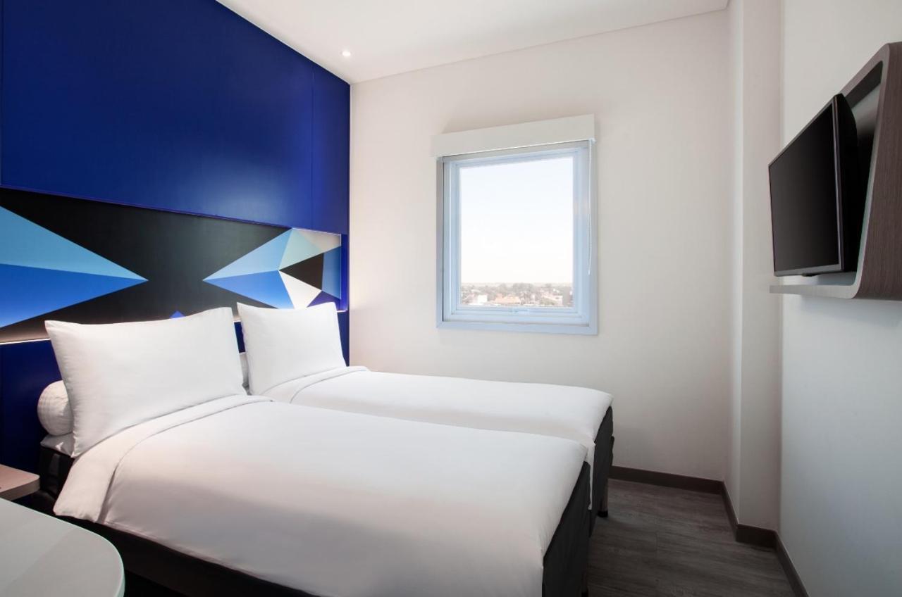 Md 7 Hotel Cirebon Esterno foto