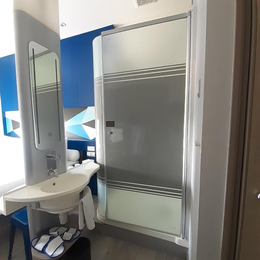 Md 7 Hotel Cirebon Esterno foto