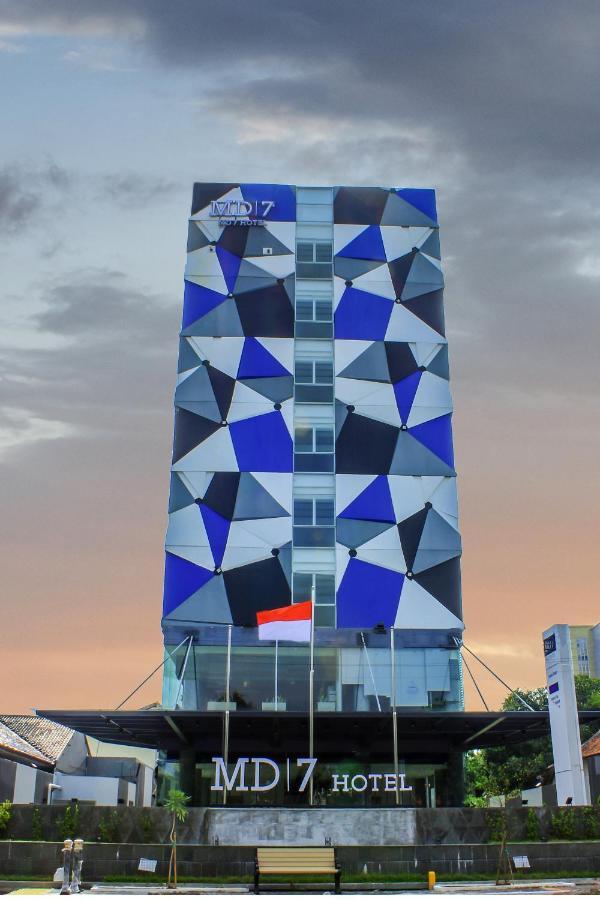 Md 7 Hotel Cirebon Esterno foto