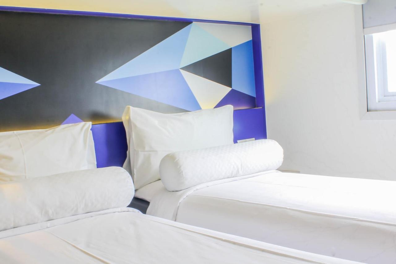 Md 7 Hotel Cirebon Esterno foto